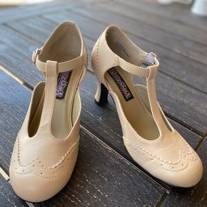 Heel Round Toe T-Strap Pump Beige Size 9